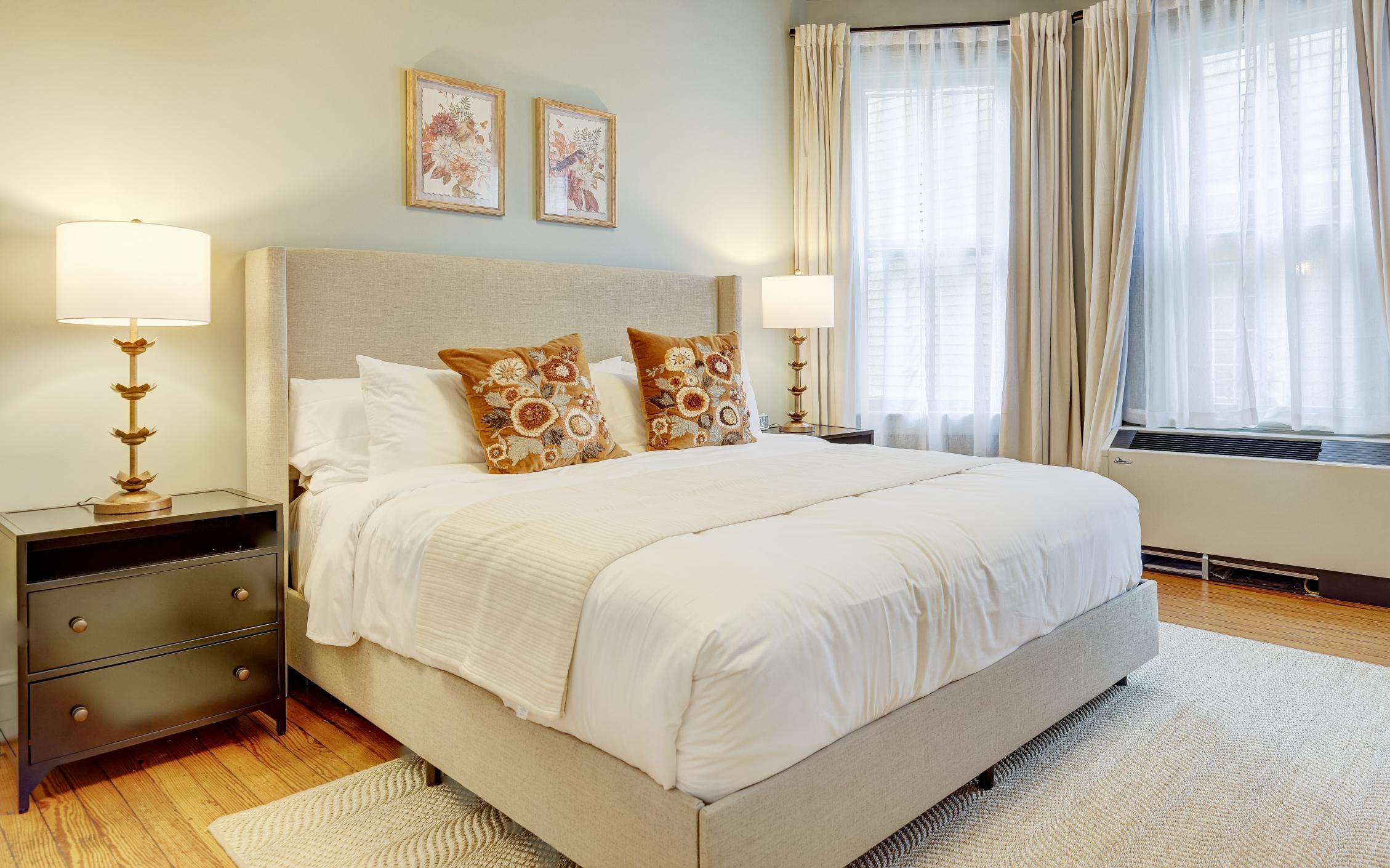 Cozy queen room with intimate setting